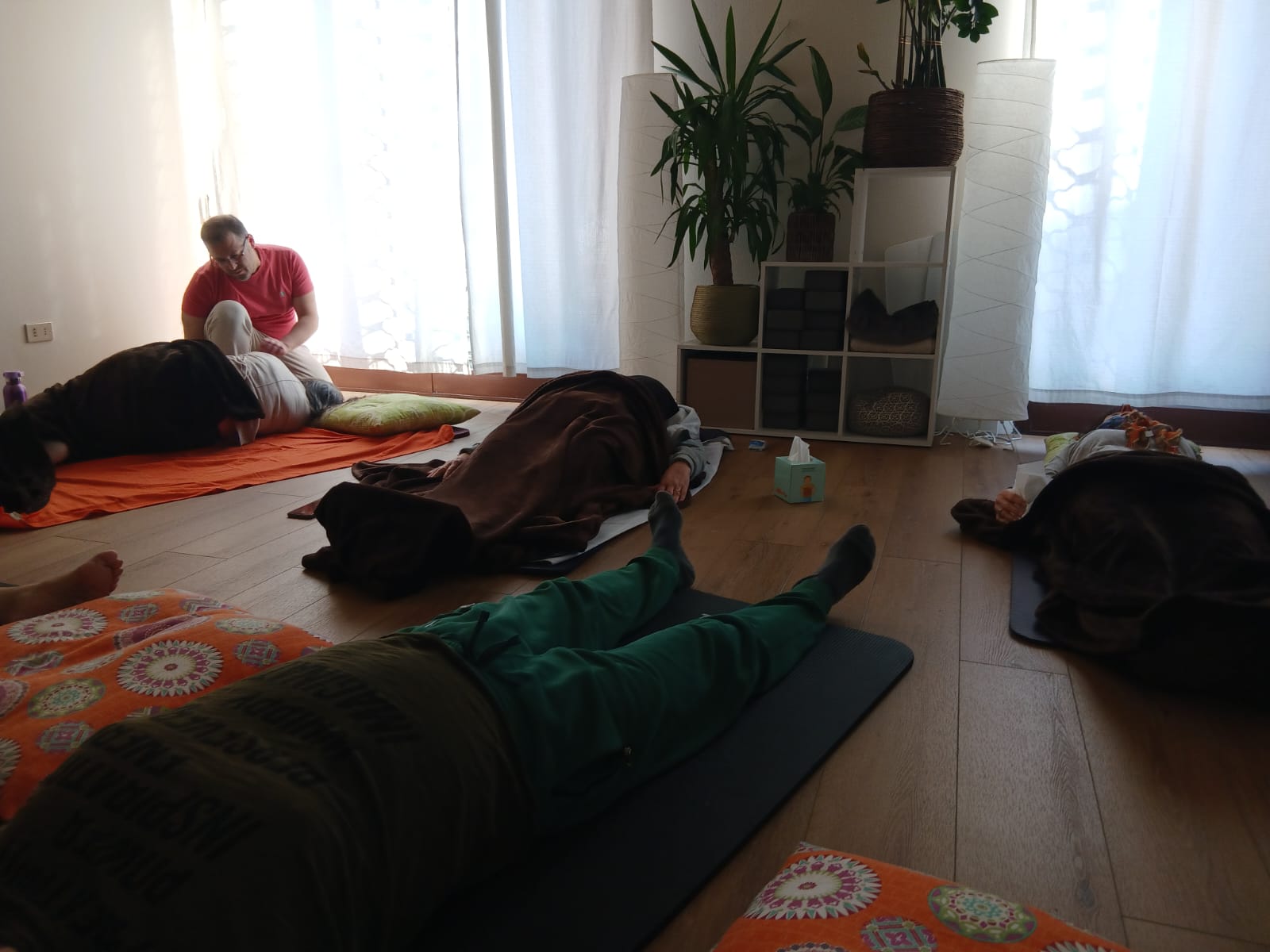 Momento di pratica e vita dello Studio Olistico Yoga