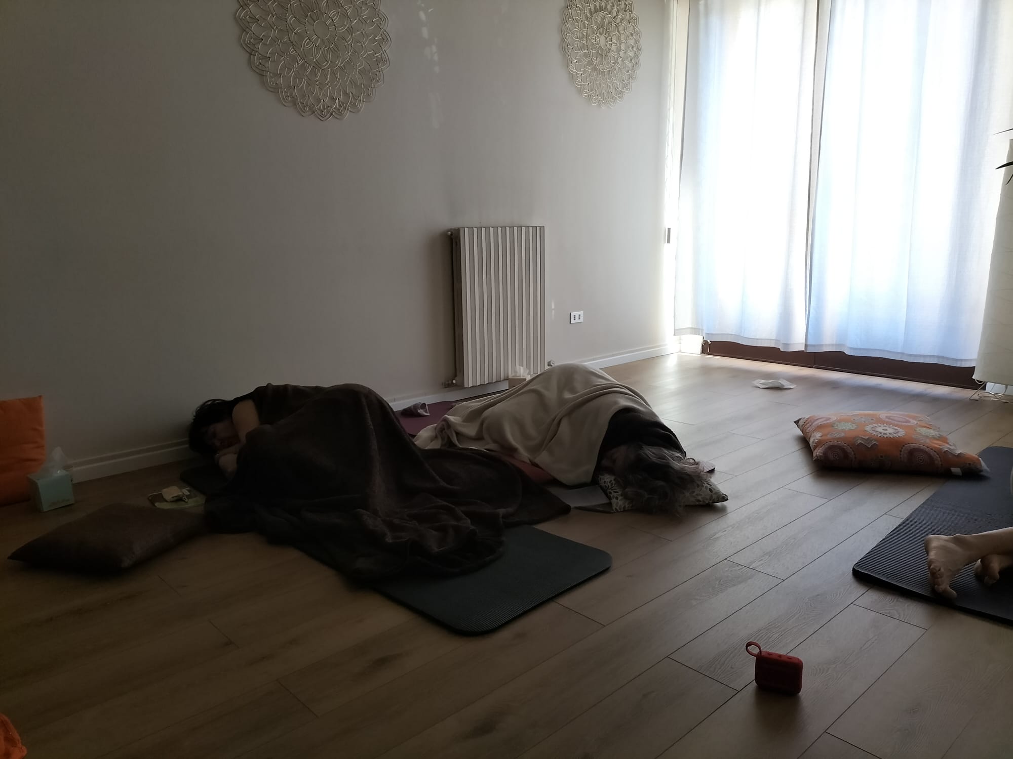 Momento di pratica e vita dello Studio Olistico Yoga